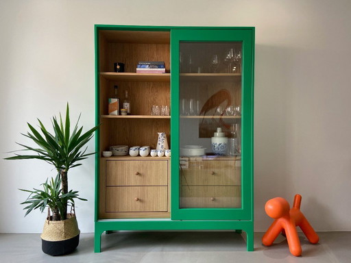 Vitrina de diseño / aparador para vajilla con aspecto de roble verde: llamativa y en muy buen estado.