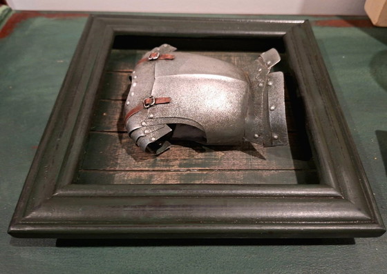 Image 1 of Oggetti da collezione: replica 3D di un'armatura medievale e 3 elmi storici in metallo in miniatura - decorazione da collezione.