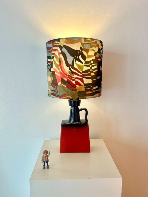 Een lamp in de vorm van een gerecyclede vaas, gemaakt van een zeldzame WGP-vaas van Walter Brecht.