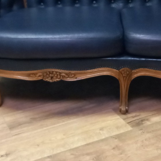 Image 1 of Irresistibile divano Chesterfield vittoriano a due posti in blu navy: un vero colpo d'occhio!