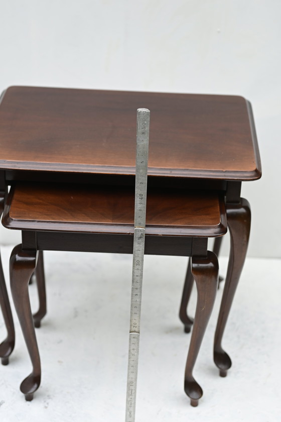 Image 1 of Antieke set van 2 bijzettafels, donkerhouten bijzettafels, klassieke Franse stijl, handgesneden Queen Anne-poten.