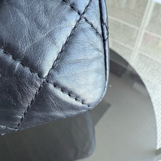 Image 1 of Chanel 2.55 Reissue 227 – Gestepptes, gealtertes Kalbsleder, Schwarz, Goldbeschläge