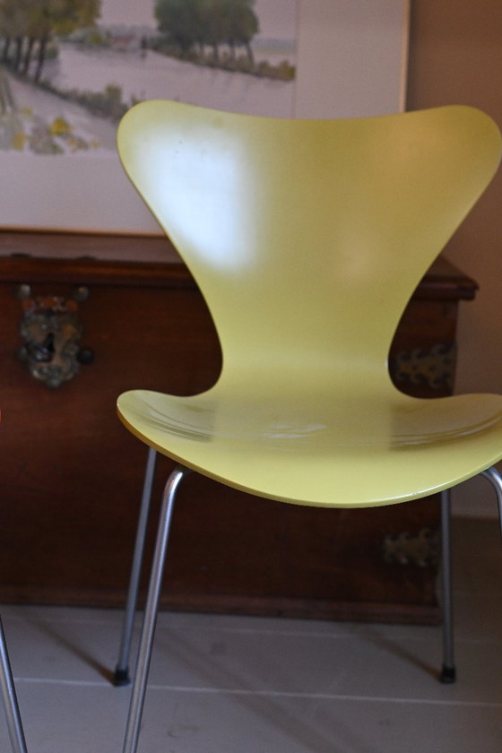 Image 1 of 4 Original Fritz Hansen Butterfly dining chairs. Design by Arne Jacobsen