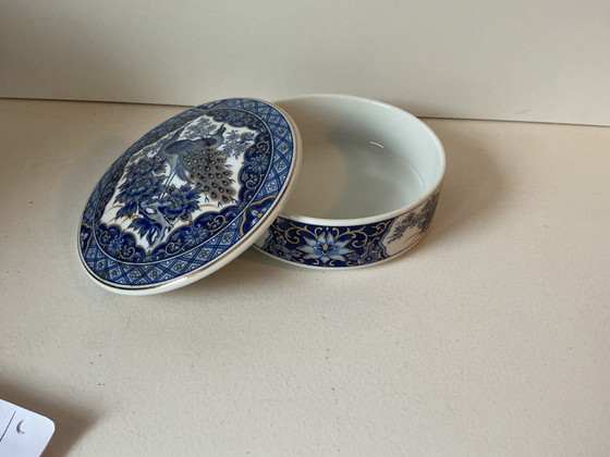 Image 1 of Ronde Japanse porseleinen doos, blauw en wit, met pauwenmotief - Gemaakt in Japan