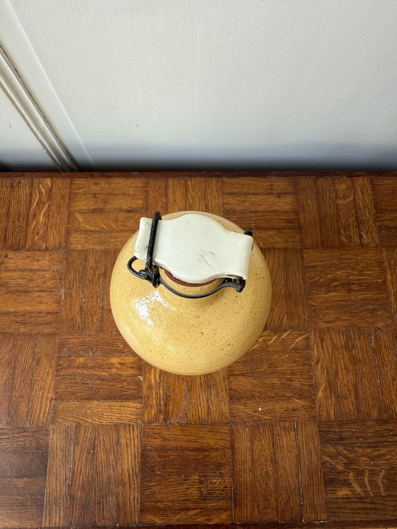 Image 1 of Bouteille vintage en grès jaune 