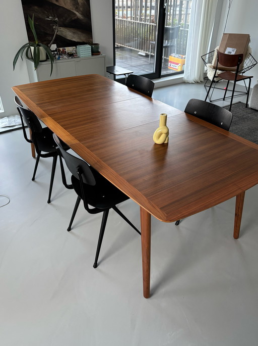 Table de salle à manger en placage de bois, avec rallonge.