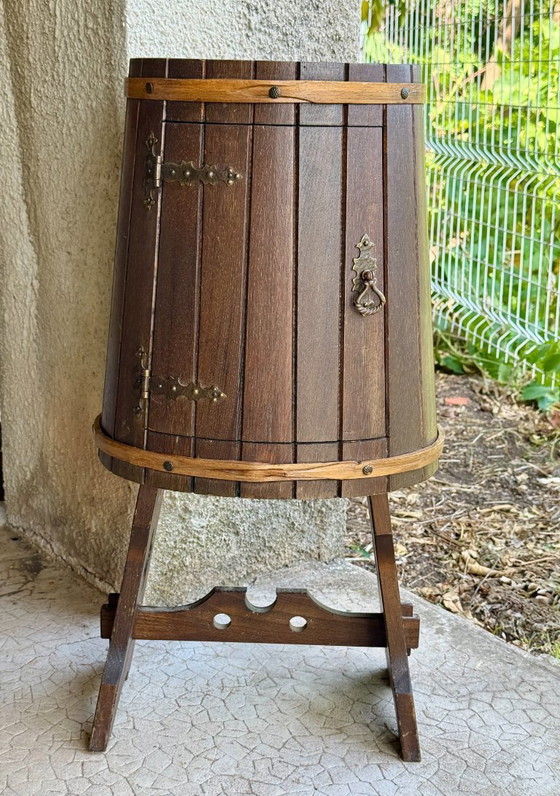 Image 1 of Meuble bar vintage en forme de tonneau 