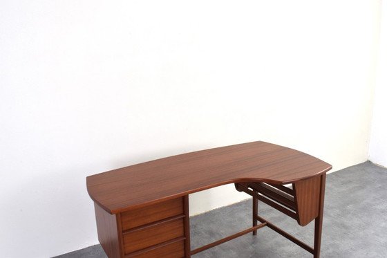 Image 1 of Mid Century Nierenförmiger dänischer Teak-Schreibtisch, 1960er Jahre.