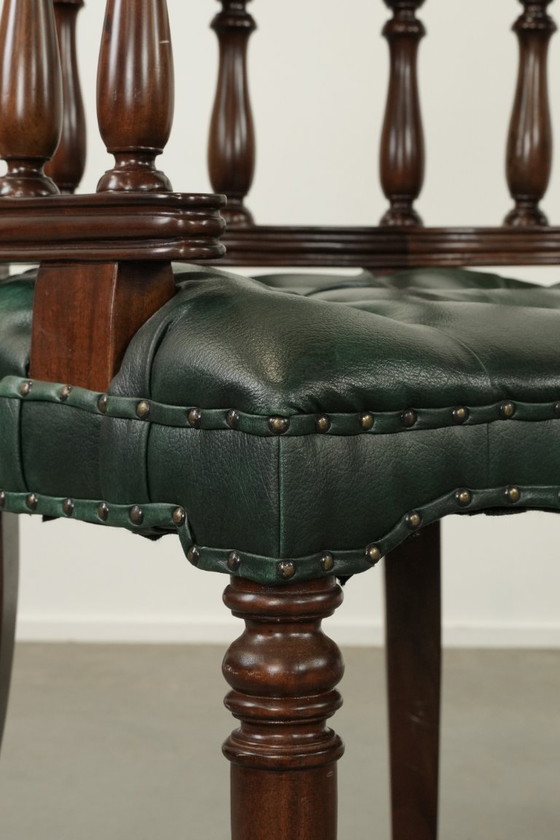 Image 1 of 2 sillas de escritorio/auxiliares Chesterfield de piel de vaca verde flameada al estilo inglés.