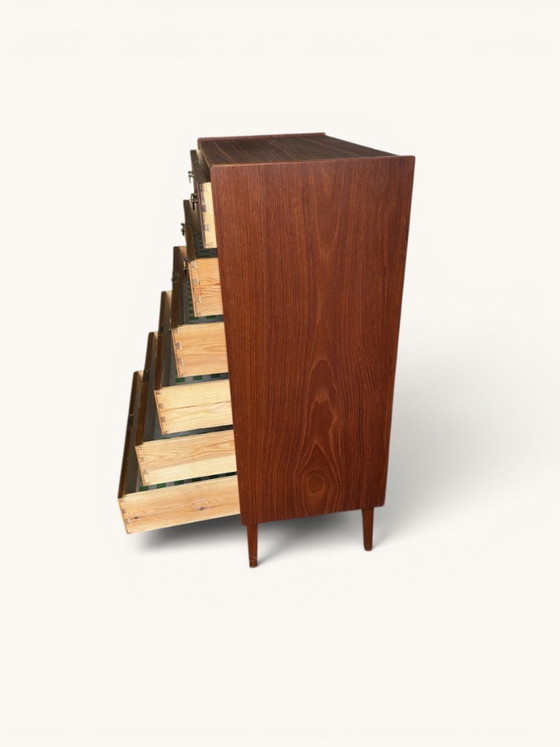 Cómoda danesa antigua "Tallboy" de teca con tiradores de latón. – Wood, Brass (photo 4 of 11)