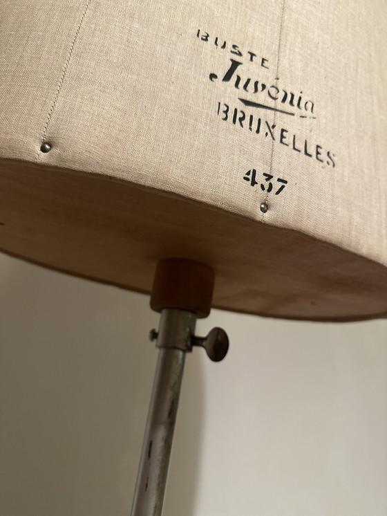 Image 1 of Manichino vintage Juvenia - taglia 42 - rivestimento in lino - base in metallo - design belga