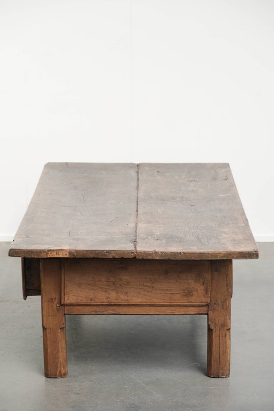 Image 1 of Table basse ancienne en bois fruitier du sud de l'Europe, avec un tiroir et une belle patine pleine de caractère.