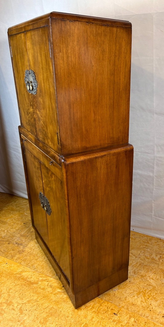 Image 1 of Meuble bar Art déco vintage en noyer (1920-1940) Superbe meuble à cocktail avec des accents en miroir et des caractéristiques or