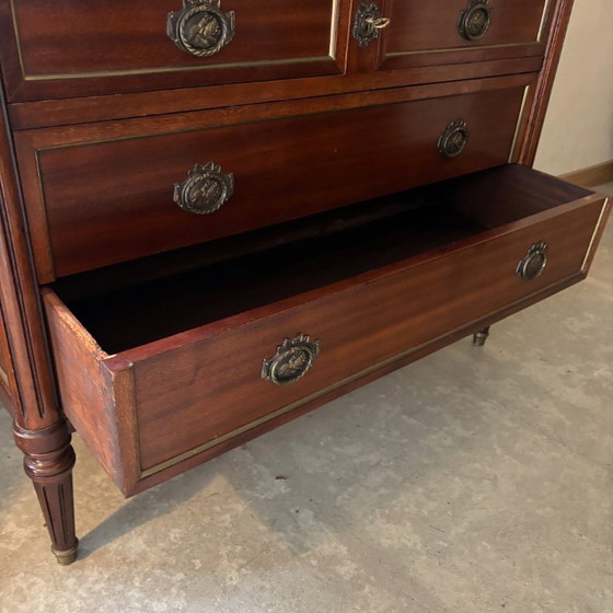 Image 1 of Commode in Lodewijk XVI-stijl, met een gebeeldhouwd marmeren blad.