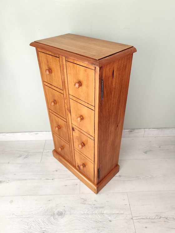 Image 1 of Pequeño mueble de madera estilo armario con cajones falsos