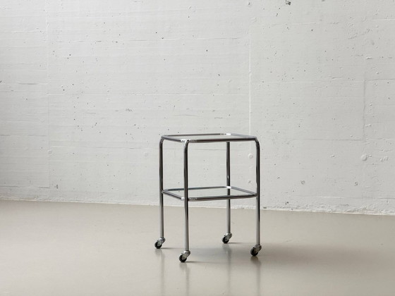 Image 1 of Tavolino Bauhaus in tubolare d'acciaio e vetro, su rotelle, anni '70.