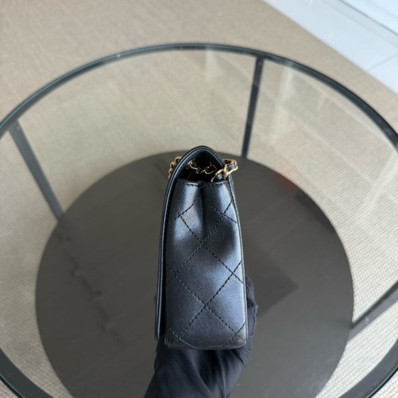 Image 1 of Borsa Chanel Seasonal Flap Mademoiselle - Pelle di vitello trapuntata, nera, con finiture dorate.