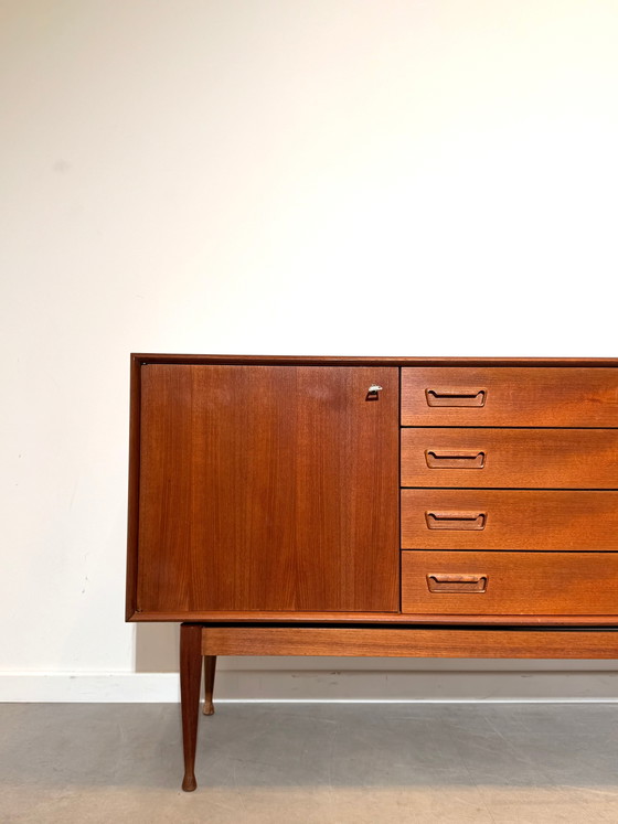 Image 1 of Buffet en teck de style moderne du milieu du siècle | Design scandinave