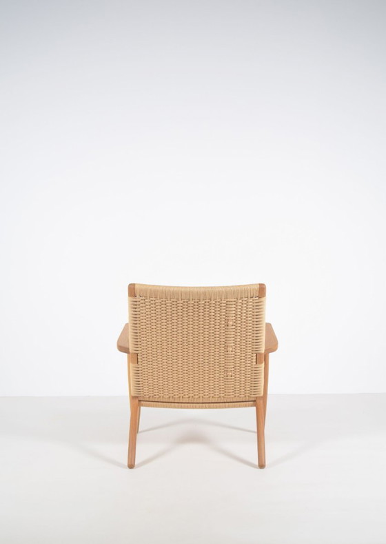 Poltrona danese CH25 disegnata da Hans J. Wegner per Carl Hansen & Søn, Poltrone, Legno, Altro, Marrone (foto 6 di 10)