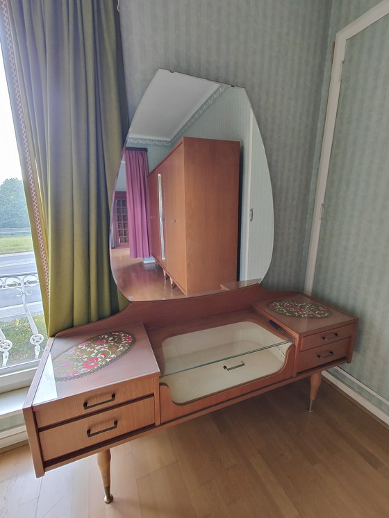 Image 1 of Tocador de mediados de siglo