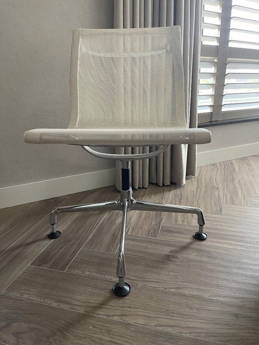 Vitra Eames EA106, girevole senza braccioli