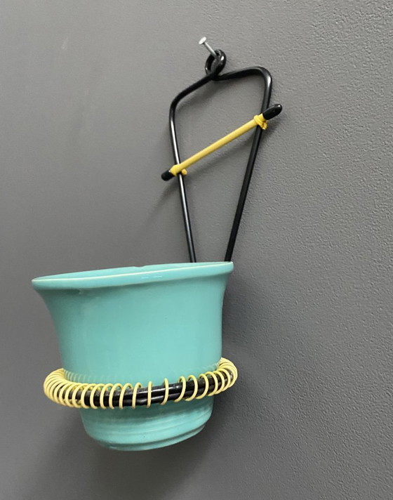 Image 1 of Wandhanger inclusief bloempot in groen, jaren 60.