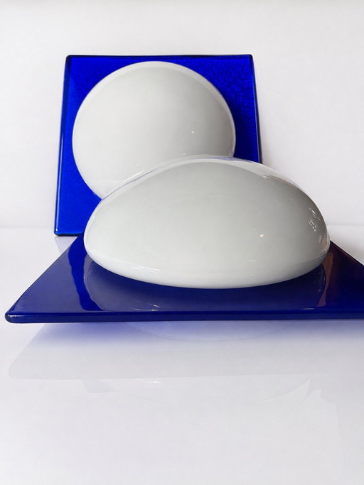 Paire de plafonniers en verre postmodernes, bleu cobalt et blanc opale – années 1980