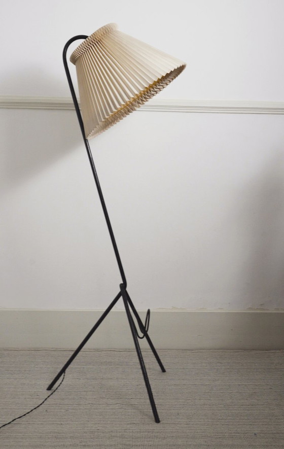 Image 1 of Vintage Le Klint vloerlamp met originele handgevouwen geplooide acrylkap, Deense mid-century moderne leeslamp met magazijn.