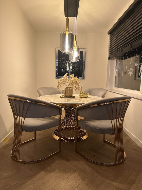 Image 1 of Lussuoso tavolo da pranzo in marmo (130 cm) con gamba a clessidra color oro + 4 sedie in velluto