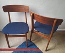 Par de sillas de comedor danesas de teca de mediados de siglo, fabricadas por Farstrup en la década de 1960.