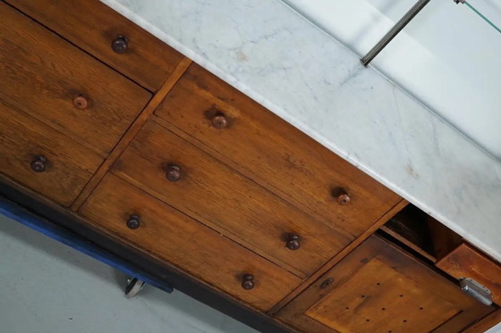 Image 1 of Gran mostrador antiguo Art Déco de chocolate alemán de roble y mármol, década de 1920