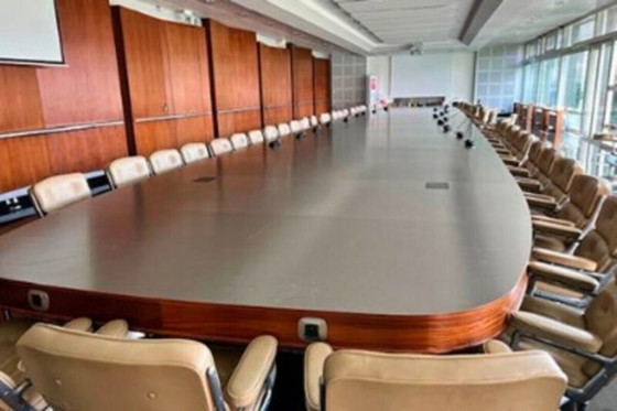 Image 1 of Monumentale Table de Conférence en Noyer et Inox Brossé Exemplaire Unique sur Mesure par Charles Eames Mobilier International