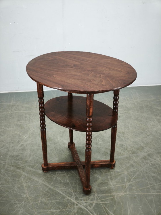 Image 1 of Tsjechische ovale art deco bijzettafel van beukenhout uit de jaren 1920 met onderplank.