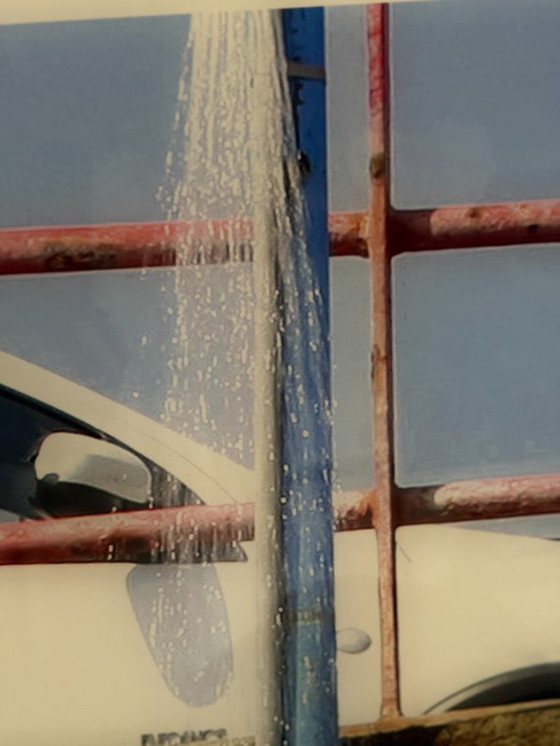 Image 1 of Foto eines Mädchens unter der Außendusche