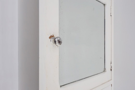 Image 1 of Franse Art Deco witte spiegelende scheer- of medicijnkast in eikenhout