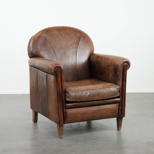 Vintage schapenleren fauteuil met een karaktervolle uitstraling