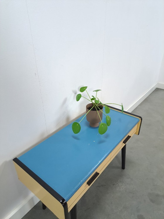 Image 1 of Jaren 50 ladekastje met blauw blad en zwarte poten vintage