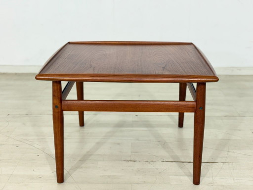 Table d'appoint danoise design milieu du siècle / Table basse en teck / Table d'appoint années 1960 / Table (photo 2 of 10)