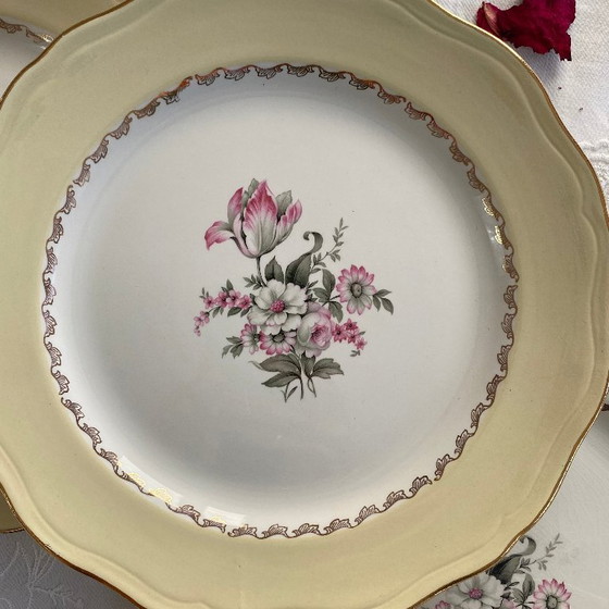 Image 1 of 6 antieke crèmekleurige aardewerken dinerborden met gouden rand en bloemendecoratie, L'Amandinoise Brigitte-patroon, vintage