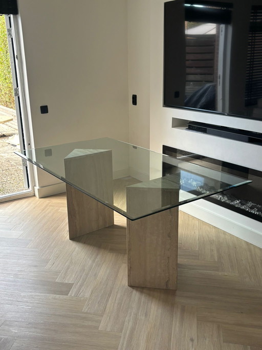 Magnifique table vintage en travertin avec plateau en verre – élégante et intemporelle