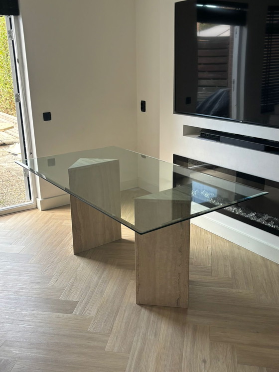 Image 1 of Magnifique table vintage en travertin avec plateau en verre – élégante et intemporelle