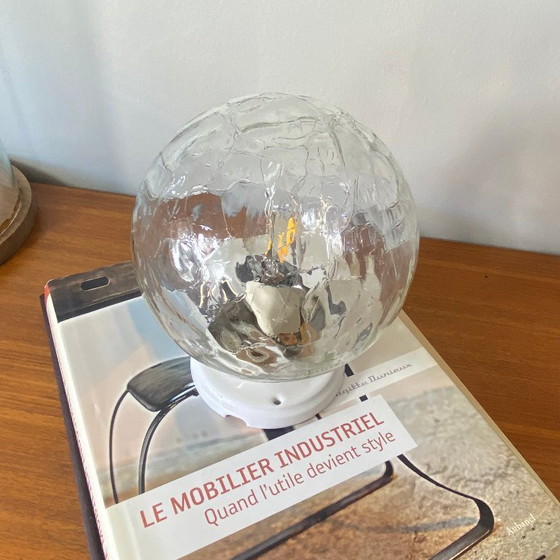Image 1 of Lámpara de techo o pared con globo de cristal craquelado de 15 cm y rosetón de montaje de porcelana.