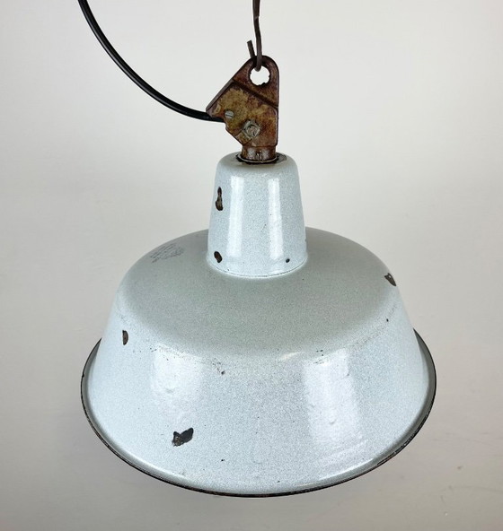 Image 1 of Lampe industrielle en émail gris avec abat-jour en fonte, années 1960