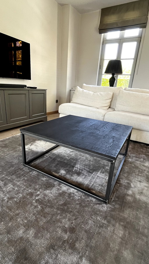 Table basse en bois noir avec piètement en métal