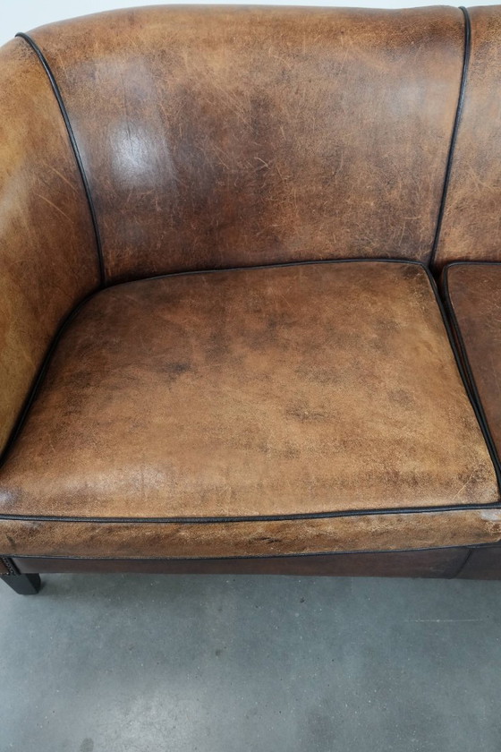 Image 1 of Canapé club 2,5 places confortable en peau de mouton vintage