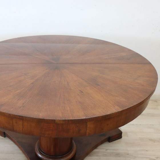 Image 1 of Antique Round Table in Walnut, Italy Early 19th Century