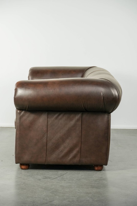 Lussuoso divano Chesterfield in morbida pelle bovina marrone, dal look inglese senza tempo. – Divani 2 posti (photo 4 of 16)