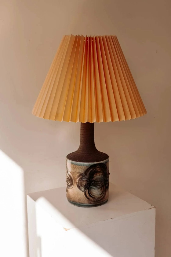 Keramische Tischlampe von IB Oluf Hansen mit plissiertem Schirm. – Tischlampen, Porzellan, Keramik, Vintage (photo 6 of 7)