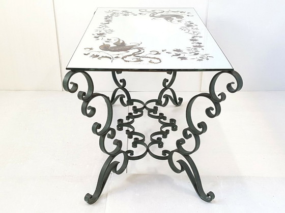 Image 1 of Vintage salontafel uit de jaren 40, groen smeedijzer met spiegelblad en vogeldecoratie.