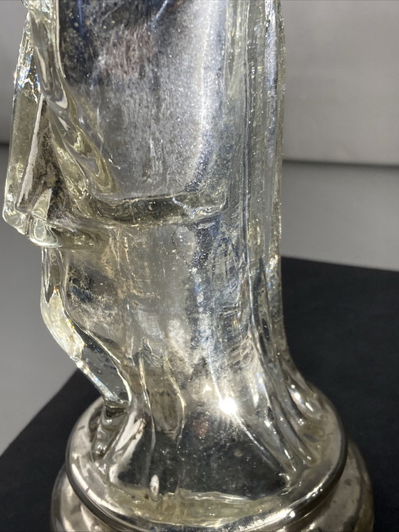 Image 1 of Statuetta in vetro eglomizzato raffigurante Cristo che regge il Sacro Cuore, XIX secolo